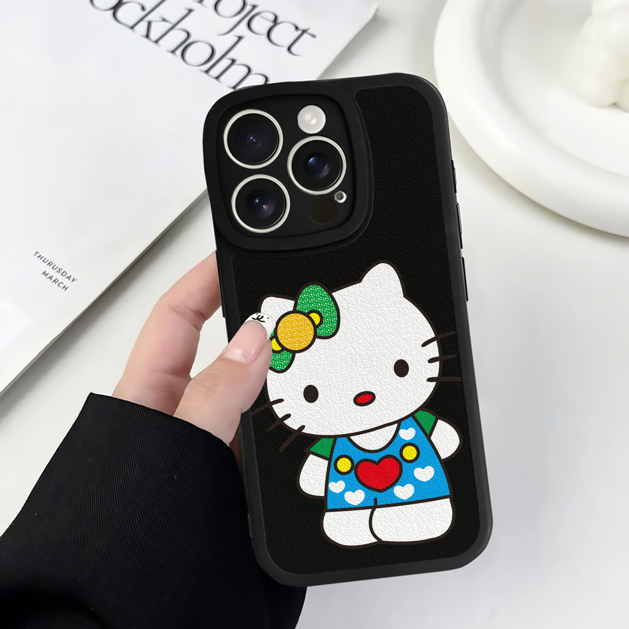 （画像用） Hello Kitty ハローキティ 【iPhone 16シリーズ対応】シリコンスマホケース（レザー調） 材質：シリコン